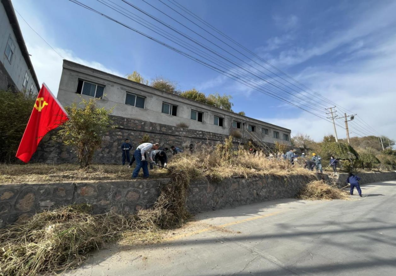有工投黨員干部、團(tuán)員青年的耕耘那處便是公司最美麗的一角-----物產(chǎn)工投公司開展環(huán)境專項(xiàng)整治主題黨日、團(tuán)日活動(dòng)